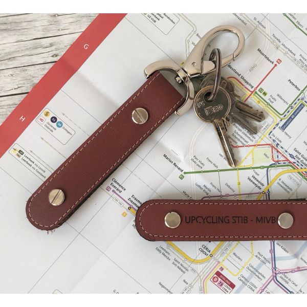 Upcycledleatherkeyorganiserwithcarabiner